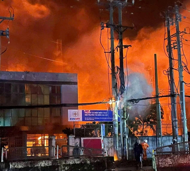 Sự cố cháy tại trạm biến áp khiến mất điện nhiều nơi ở Long An và Tiền Giang Sự cố cháy tại trạm biến áp khiến mất điện nhiều nơi ở Long An và Tiền Giang