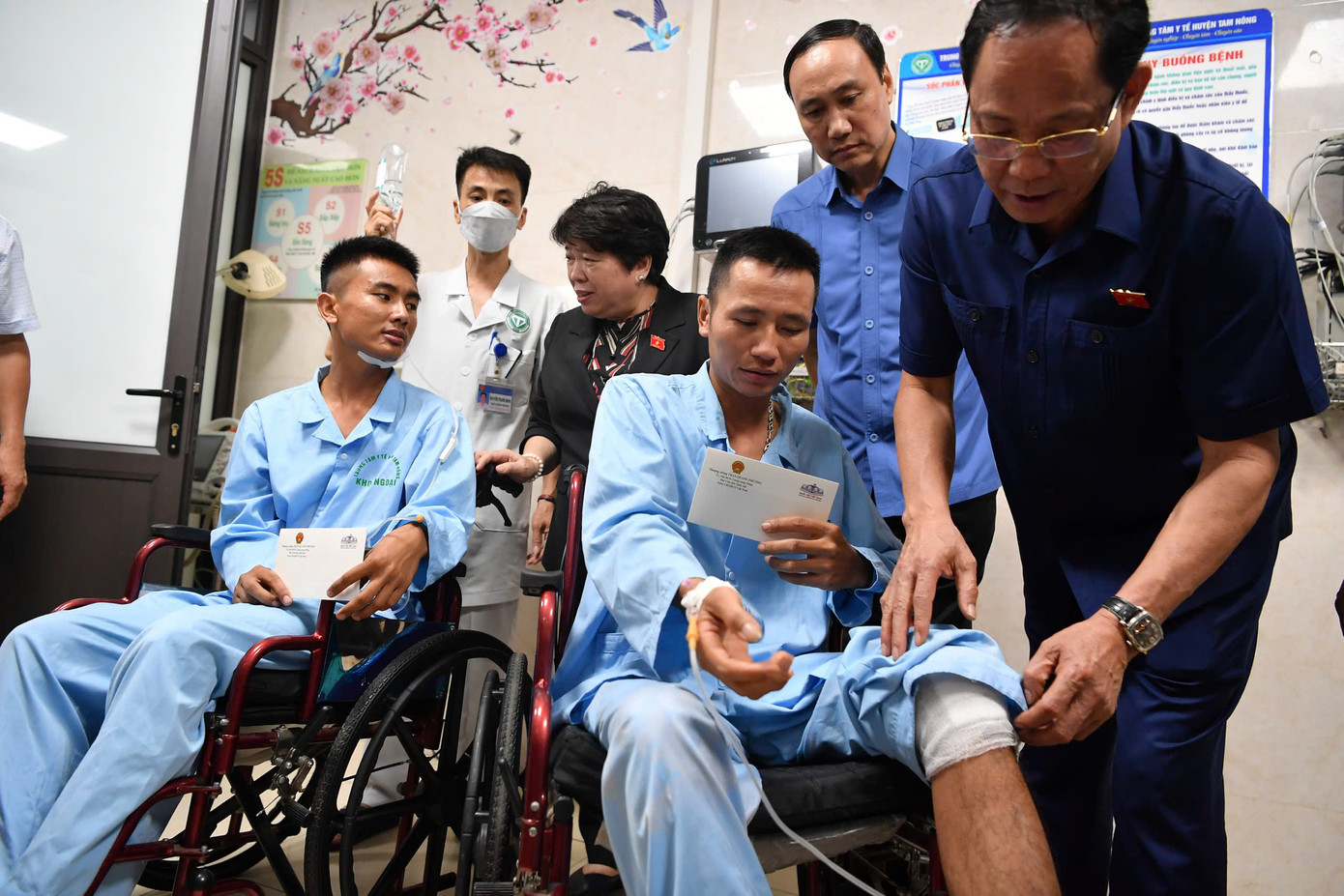 Phó Chủ tịch Quốc hội Trần Quang Phương thăm hỏi các nạn nhân vụ sập cầu Phong Châu Phó Chủ tịch Quốc hội Trần Quang Phương thăm hỏi các nạn nhân vụ sập cầu Phong Châu