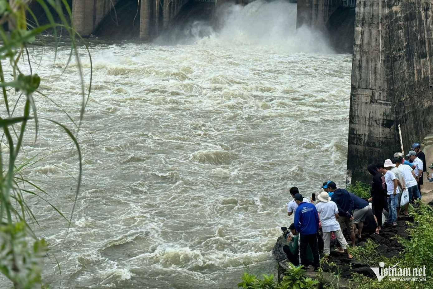 Ảnh hưởng của việc xả lũ, các vùng thấp ven sông nhiều địa phương tại Đồng Nai, Bình Dương và TPHCM có nguy cơ ngập lụt và sạt lở. Người dân, ngành chức năng cần theo dõi chặt chẽ diễn biến thời tiết để có giải pháp ứng phó nước dâng cao, hạn chế thiệt hại.