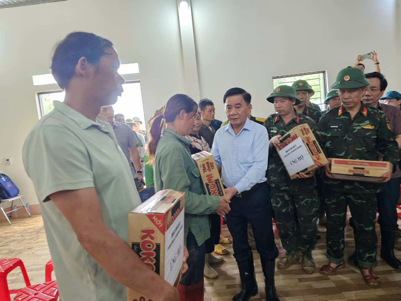 Nước lũ sông Hồng tại Hà Nội giảm nửa mét ảnh 15