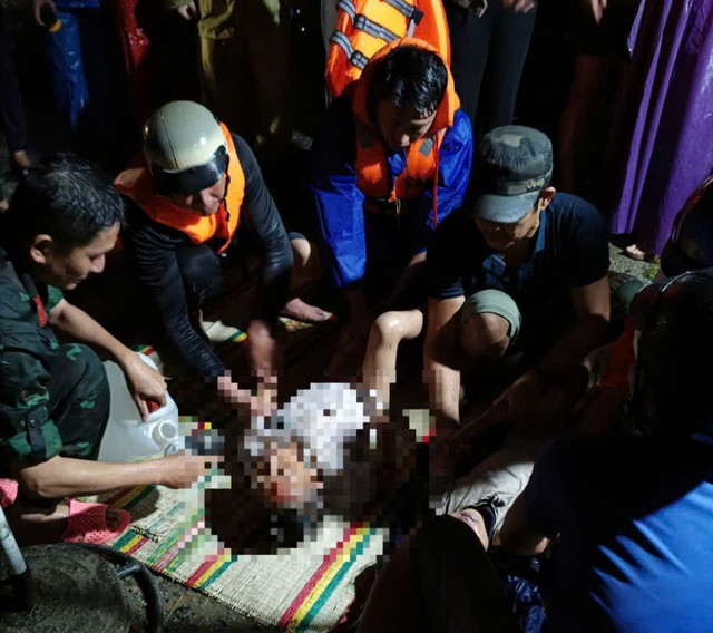 Em I.Y.P. được cơ quan chức năng vớt thi thể lên bờ. Ảnh NDCC