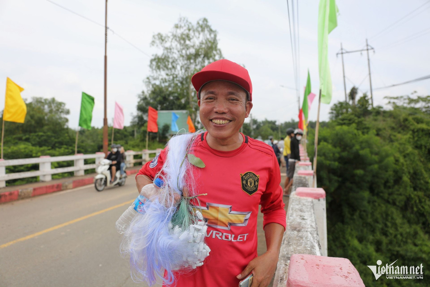 Người dân tranh thủ mang lưới, cần câu để &quot;săn&quot; cá trôi bên bờ, bất chấp nguy hiểm trơn trượt. &quot;Mình đến đây từ sớm để tận mắt để xem xả lũ, biết đâu lại bắt được con cá trôi nào&quot;, một người dân chia sẻ.