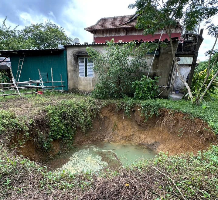 Hố sụt lún tại bản KM14 xuất hiện năm 2023 và càng mở rộng sau đợt mưa bão vừa qua. Ảnh: CTV