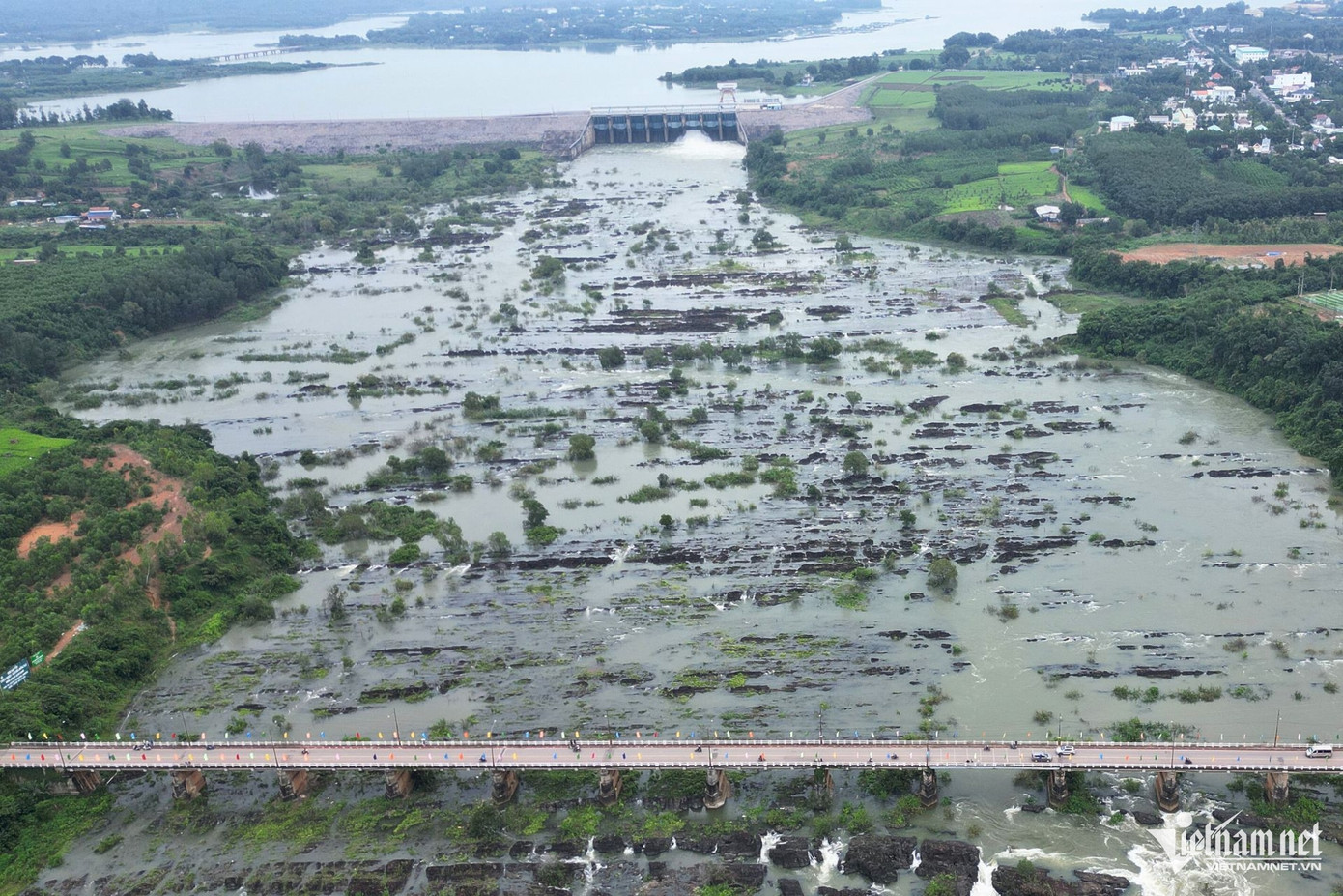 Sáng 23/9, hàng trăm người dân hiếu kỳ tìm mọi cách tiếp cận cửa xả đập tràn, tận mắt chứng kiến cảnh tượng hùng vĩ của hồ thủy điện Trị An (huyện Vĩnh Cửu, Đồng Nai) xả lũ. Ghi nhận của P.V, lúc 10h, nước từ hồ thủy điện lớn nhất miền Nam mang theo phù sa dội ra từ cửa xả đập tràn.