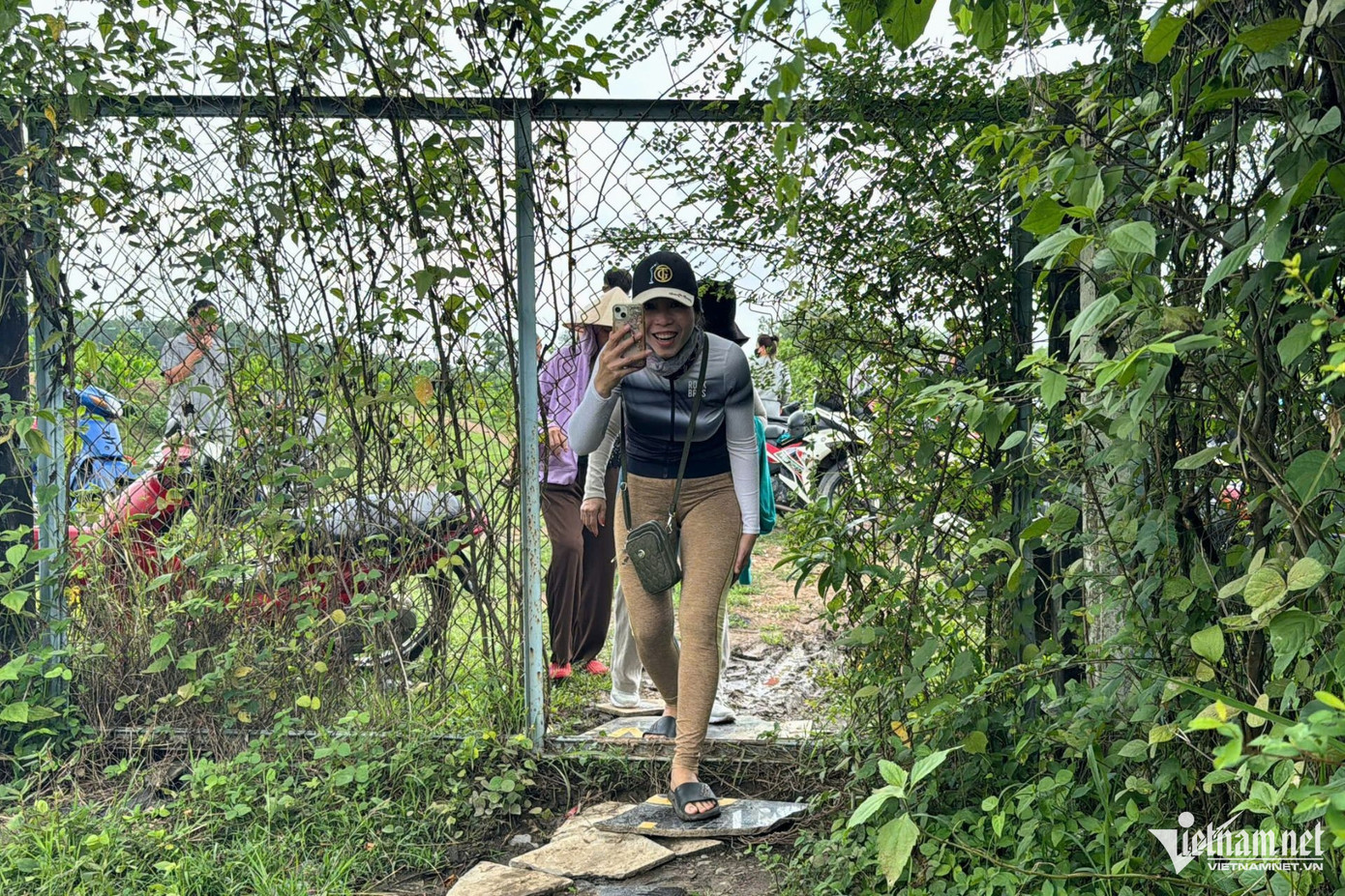 Nhiều người dân bất chấp nguy hiểm chui qua hàng rào bảo vệ của thủy điện, tận mắt chứng kiến cảnh xả lũ lần đầu trong năm 2024.