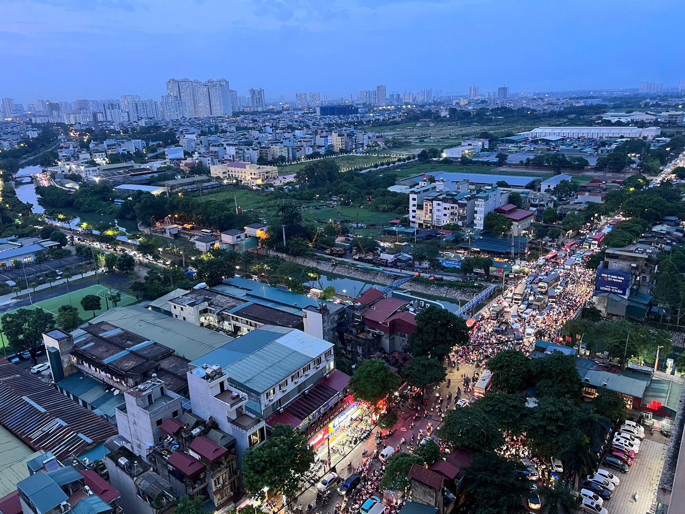 Ngã tư Cầu Tó, Kim Giang giao thông hỗn loạn, các phương tiện chô chân tại chỗ hàng giờ đồng hồ.