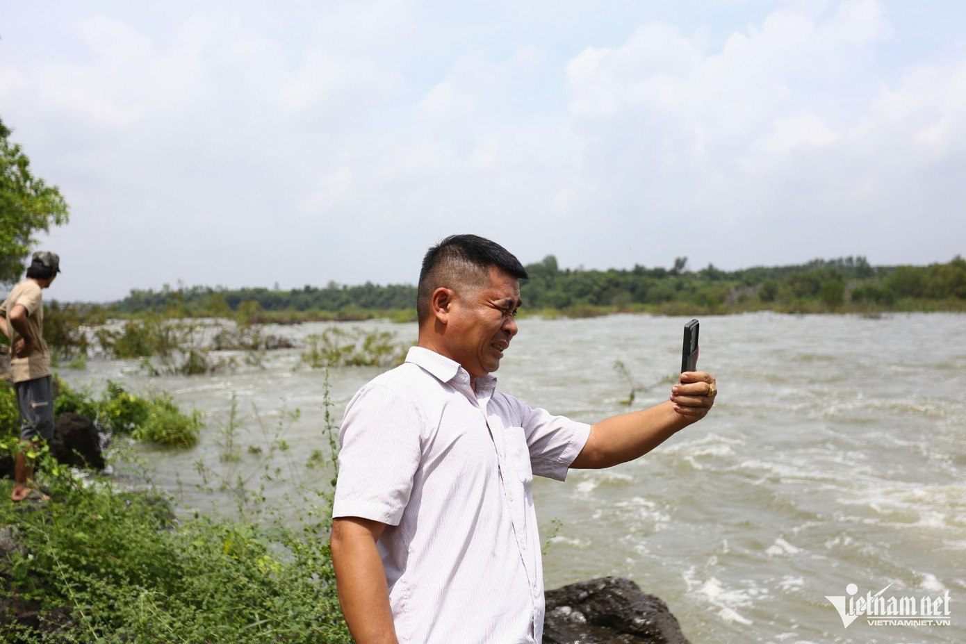 Một số người dân đến từ TPHCM, Bình Dương tranh thủ chụp ảnh check-in. Thậm chí có người phát trực tiếp khoảnh khắc đặc biệt này để bạn bè, người thân cùng chứng kiến.