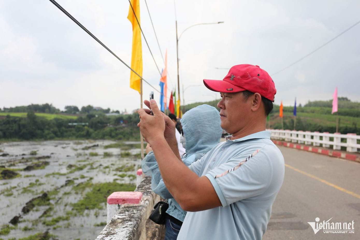 Một số người dân đến từ TPHCM, Bình Dương tranh thủ chụp ảnh check-in. Thậm chí có người phát trực tiếp khoảnh khắc đặc biệt này để bạn bè, người thân cùng chứng kiến.