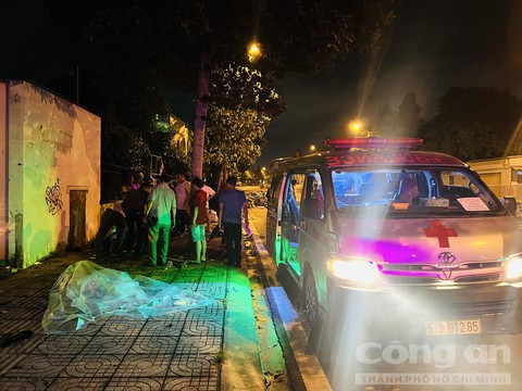 Xe cứu thương đưa thi thể nạn nhân về nhà xác. Xe cứu thương đưa thi thể nạn nhân về nhà xác.