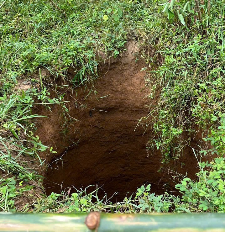 Vị trí hố sụt lún vừa xuất hiện tại bản Khe Sú, xã Ngân Thủy. Ảnh: CTV