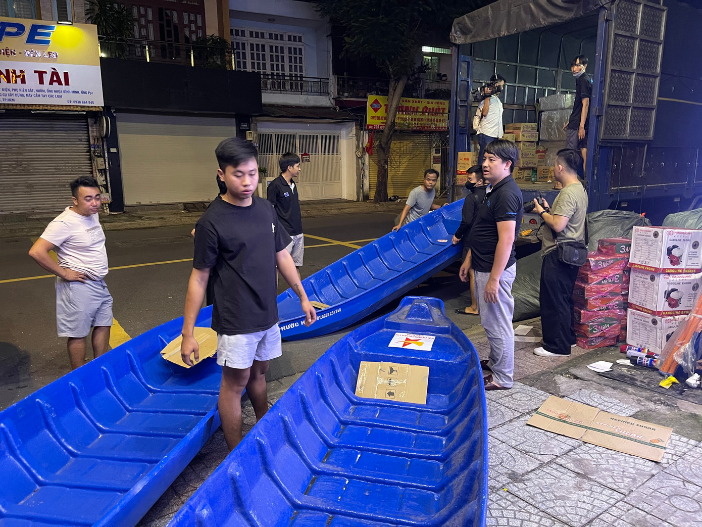 Xuồng, áo phao, lương thực, thực phẩm... được chuyển từ Nam ra Bắc. Ảnh: D.B