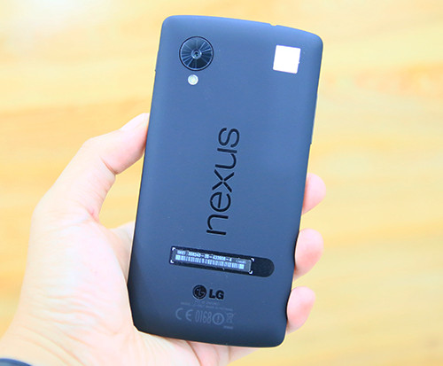  Phần lưng máy với logo Nexus nằm dọc và log của LG