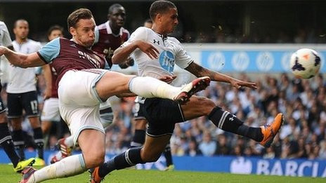 Tottenham (trắng) bất ngờ thua trên sân nhà