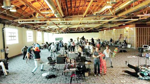 Xuất hiện vào tháng 2 năm 2013, đoạn video đầu tiên nhảy theo bài Harlem Shake thu hút lượng xem khổng lồ và tạo nên nhiều phiên bản khác nhau. Bài viết: http://news.zing.vn/Ba-Tung-xep-thu-2-trong-top-tu-khoa-hot-nhat-gioi-tre-2013-post378696.html#category Nguồn Zing News 