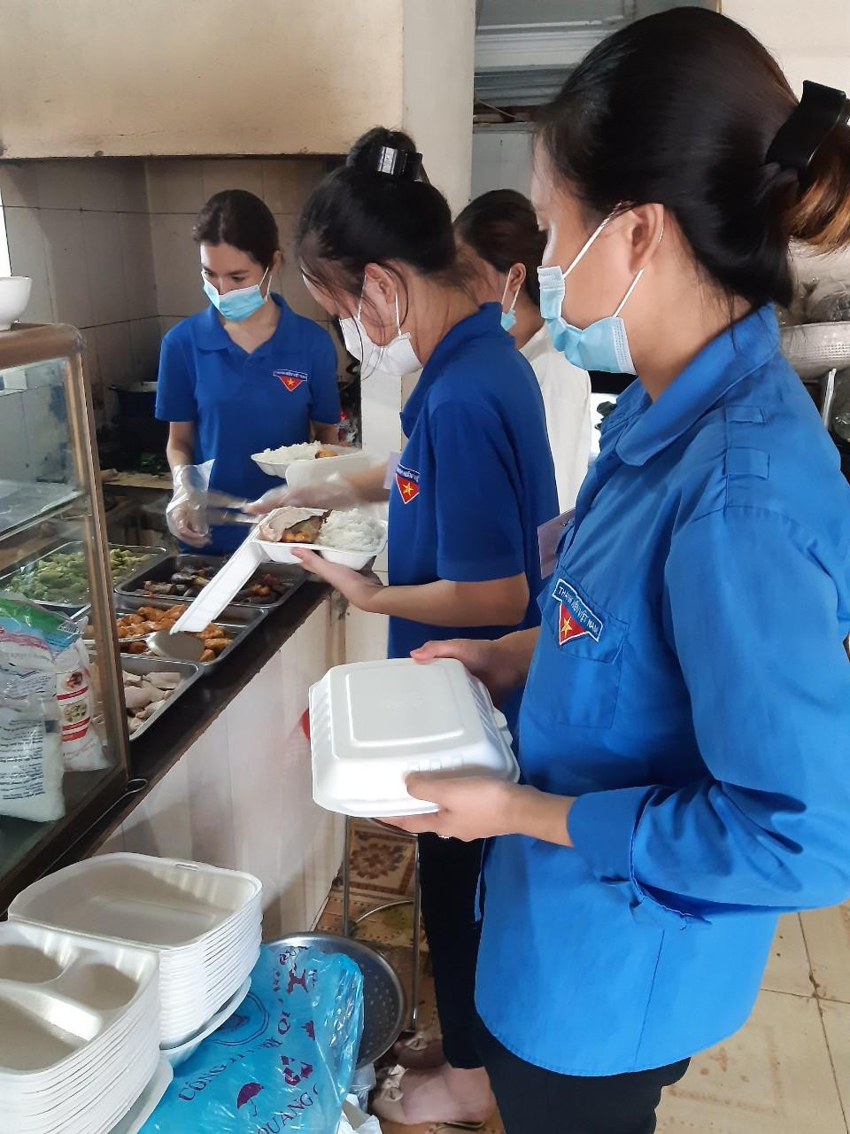 Các bạn đoàn viên, thanh niên phục vụ tại bếp ăn Các bạn đoàn viên, thanh niên phục vụ tại bếp ăn