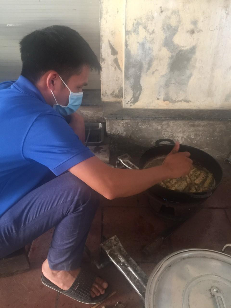 Hàng ngày, anh Tuấn dậy đi chợ từ 5 giờ sáng, lên thực đơn chế biến, nấu các suất cơm tặng hộ nghèo, neo đơn bị phong tỏa tại thôn Cam Đà Hàng ngày, anh Tuấn dậy đi chợ từ 5 giờ sáng, lên thực đơn chế biến, nấu các suất cơm tặng hộ nghèo, neo đơn bị phong tỏa tại thôn Cam Đà