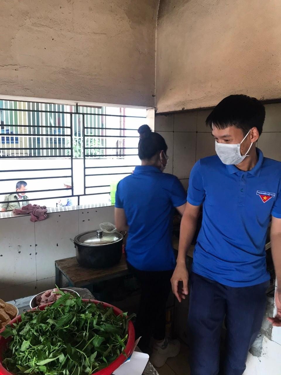 Anh Nguyễn Ngọc Tuấn (SN 1991), Phó Bí thư Đoàn xã Đông Quang kiêm đầu bếp của "Bếp ăn thanh niên" 0 đồng phục vụ người dân khu cách ly thôn Cam Đà, xã Cam Thượng (Ba Vì, Hà Nội). Anh Nguyễn Ngọc Tuấn (SN 1991), Phó Bí thư Đoàn xã Đông Quang kiêm đầu bếp của "Bếp ăn thanh niên" 0 đồng phục vụ người dân khu cách ly thôn Cam Đà, xã Cam Thượng (Ba Vì, Hà Nội).