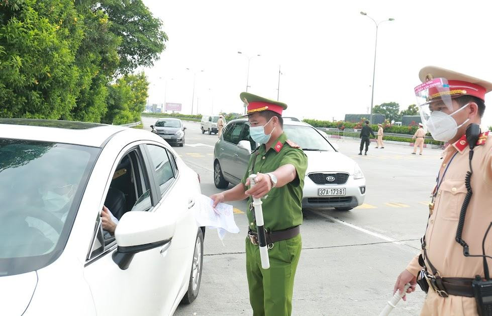 Lực lượng trực chốt dường như không có khái niệm về thời gian, ngày nghỉ cuối tuần, tất cả đều theo vòng quay, luân phiên tại các điểm trực chống dịch. Lực lượng trực chốt dường như không có khái niệm về thời gian, ngày nghỉ cuối tuần, tất cả đều theo vòng quay, luân phiên tại các điểm trực chống dịch.