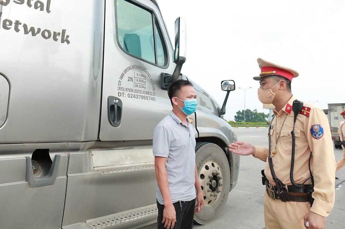 Được hỏi về những khó khăn, vất vả khi tham gia trực chốt kiểm dịch tại cửa ngõ Thủ đô, Bùi Đức Minh, cười tươi nói: “Khó khăn, vất vả thì không có đâu. Nhiệm vụ của bọn em phải làm thôi”. Được hỏi về những khó khăn, vất vả khi tham gia trực chốt kiểm dịch tại cửa ngõ Thủ đô, Bùi Đức Minh, cười tươi nói: “Khó khăn, vất vả thì không có đâu. Nhiệm vụ của bọn em phải làm thôi”.