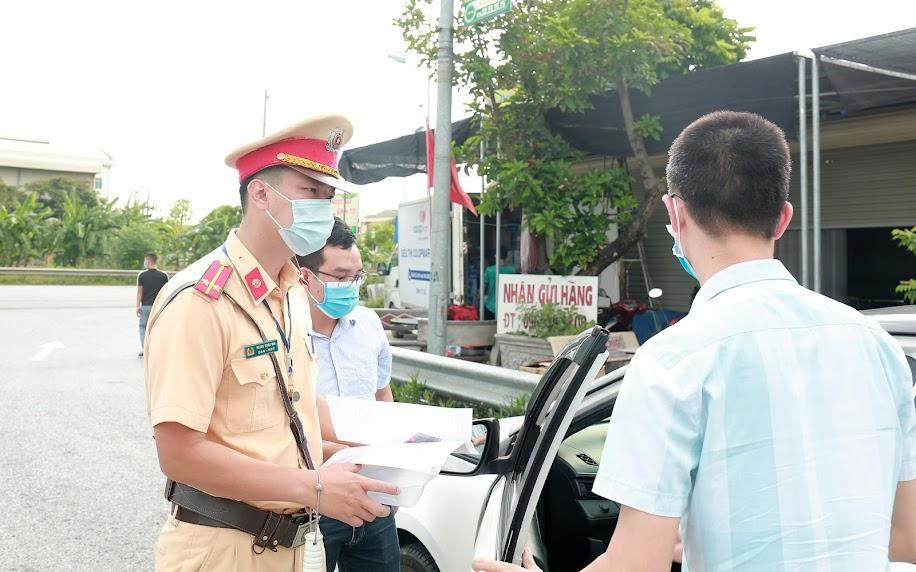 Lực lượng cảnh sát giao thông kiểm tra giấy tờ của các tài xế tại Trạm thu phí cao tốc Pháp Vân - Cầu Giẽ Lực lượng cảnh sát giao thông kiểm tra giấy tờ của các tài xế tại Trạm thu phí cao tốc Pháp Vân - Cầu Giẽ
