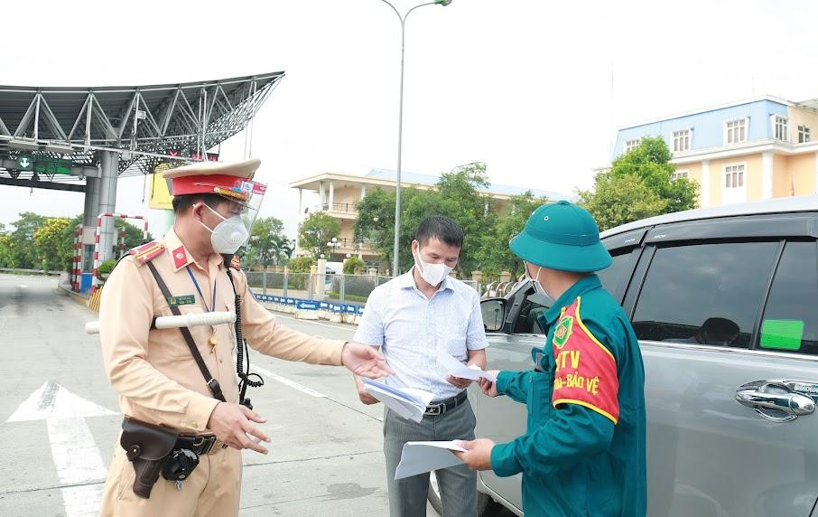 Tham gia trực chốt tại Trạm thu phí cao tốc Pháp Vân - Cầu Giẽ có nhiều lực lượng khác nhau Tham gia trực chốt tại Trạm thu phí cao tốc Pháp Vân - Cầu Giẽ có nhiều lực lượng khác nhau