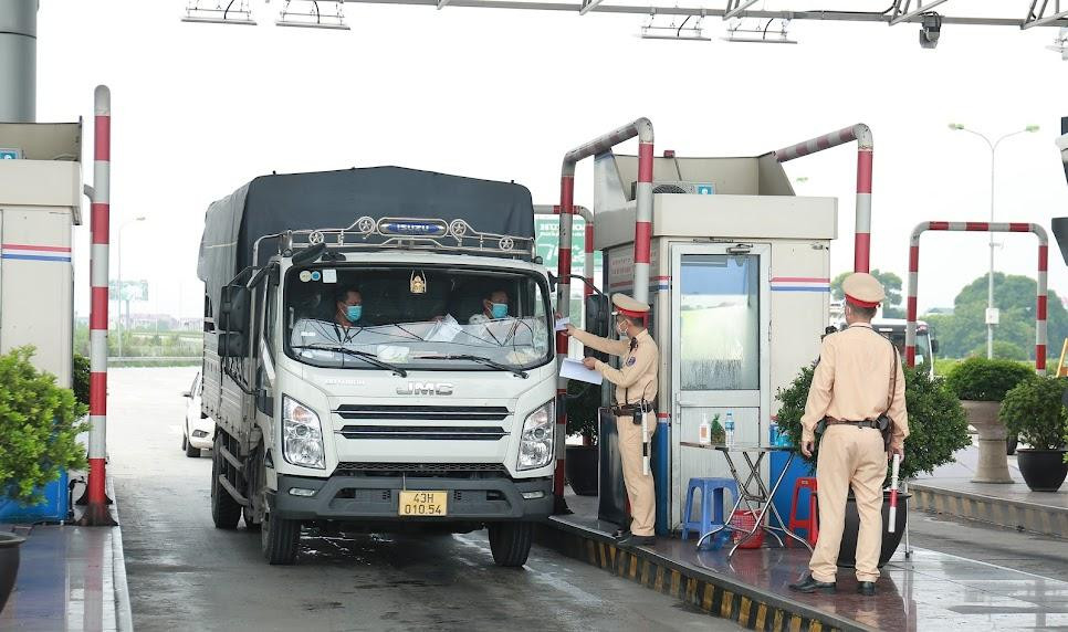 Lực lượng cảnh sát giao thông kiểm tra giấy tờ của các tài xế tại Trạm thu phí cao tốc Pháp Vân - Cầu Giẽ Lực lượng cảnh sát giao thông kiểm tra giấy tờ của các tài xế tại Trạm thu phí cao tốc Pháp Vân - Cầu Giẽ