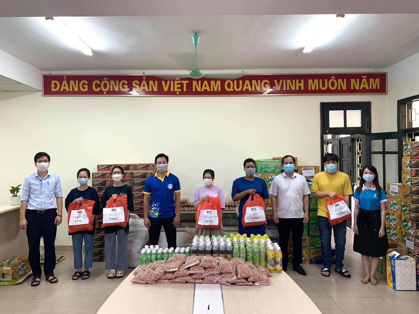 Anh Trần Quang Hưng - Phó Bí thư Thành đoàn, Chủ tịch Hội Sinh viên TP Hà Nội trao 395 phần quà cho 395 bạn sinh viên Việt Nam và sinh viên là người nước ngoài đang ở khu KTX Mai Dịch - ĐHQG Hà Nội.