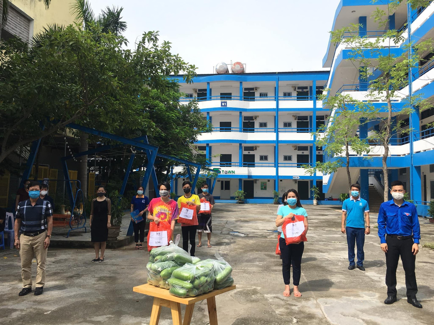 Anh Lý Duy Xuân - Phó Bí thư Thành đoàn, Chủ tịch Hội đồng Đội TP Hà Nội trao 71 phần quà cho các bạn sinh viên đang ở khu KTX trường Đại học Sư phạm nghệ thuật Trung ương.