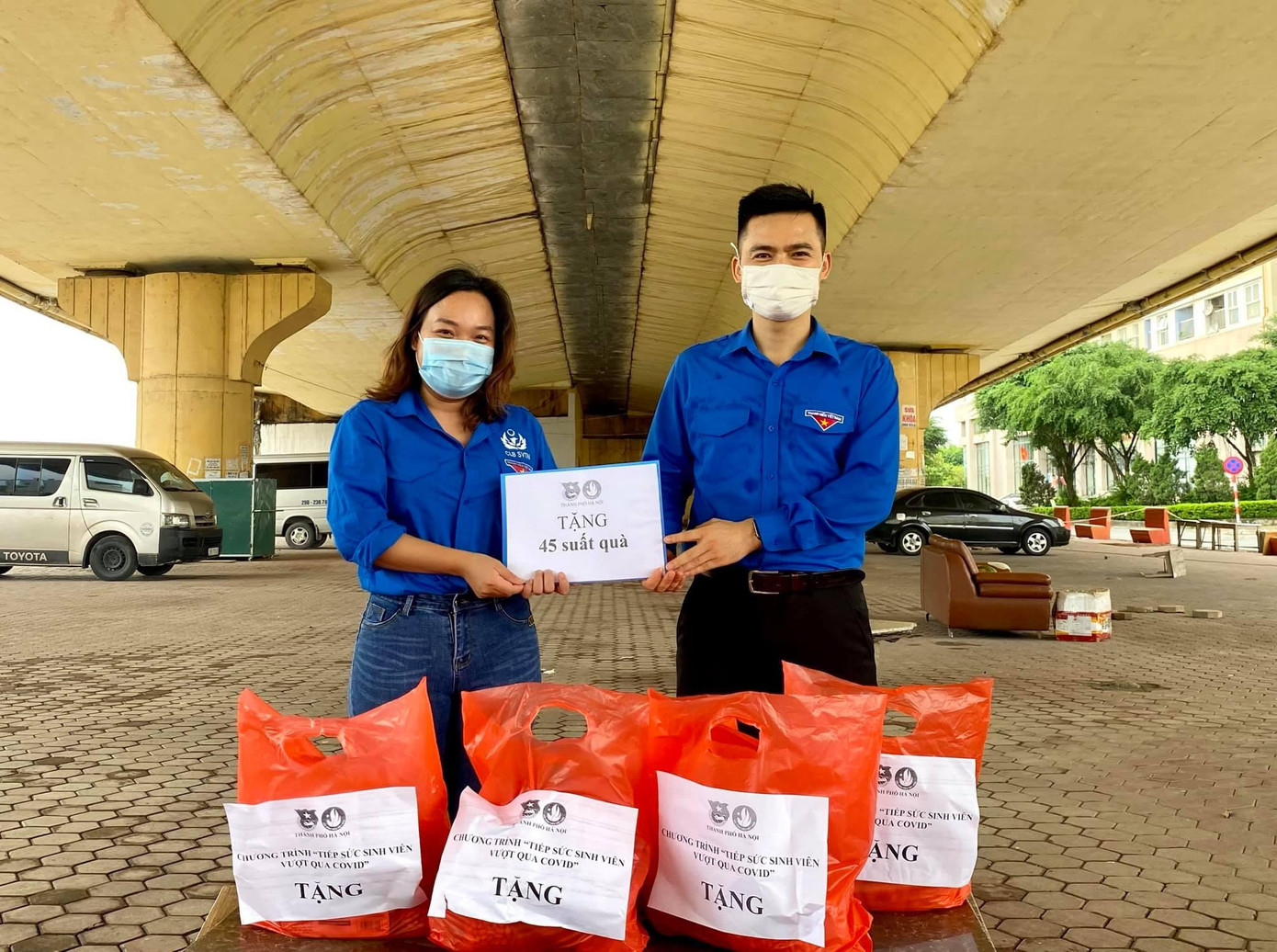 Anh Lý Duy Xuân - Phó Bí thư Thành đoàn, Chủ tịch Hội đồng Đội TP Hà Nội trao 45 phần quà cho các bạn sinh viên đang ở khu KTX trường Đại học Phenikaa.