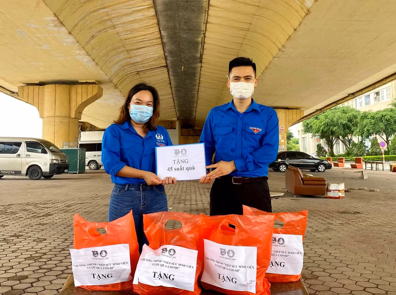Anh Lý Duy Xuân - Phó Bí thư Thành đoàn, Chủ tịch Hội đồng Đội TP Hà Nội trao 45 phần quà cho các bạn sinh viên đang ở khu KTX trường Đại học Phenikaa. Anh Lý Duy Xuân - Phó Bí thư Thành đoàn, Chủ tịch Hội đồng Đội TP Hà Nội trao 45 phần quà cho các bạn sinh viên đang ở khu KTX trường Đại học Phenikaa.