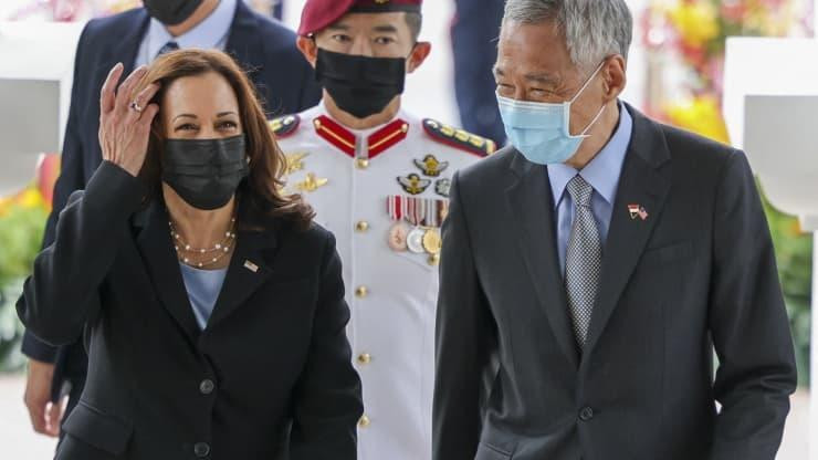 Thủ tướng Singapore Lý Hiển Long chào đón Phó Tổng thống Mỹ Kamala Harris. Ảnh: Evelyn Hockstein.