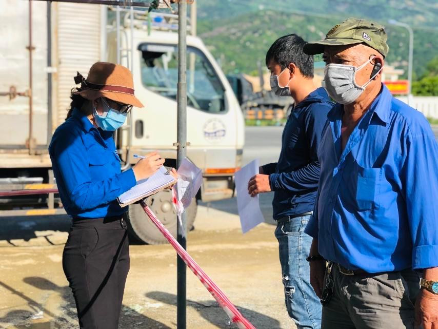 Thanh niên tình nguyện hỗ trợ tại chốt Thuận Bắc, Ninh Thuận