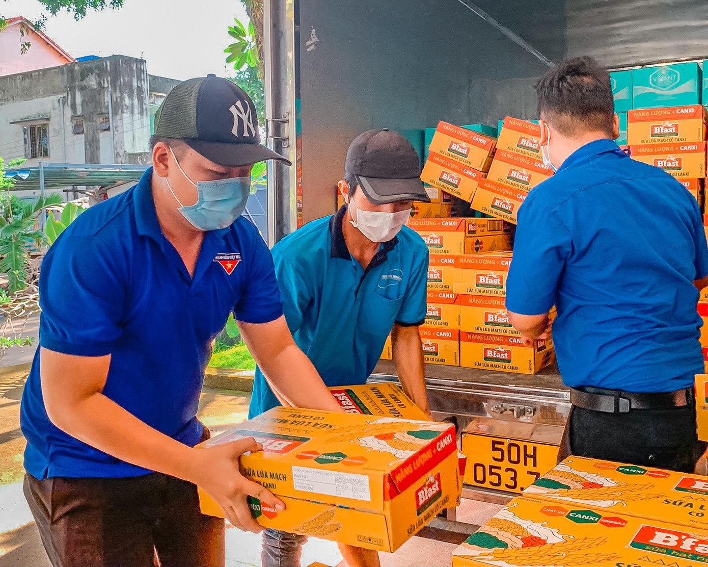 Đội thanh niên tình nguyện tại Bình Dương tiếp nhận các món quà để trao tận tay cho sinh viên, lao động nghèo