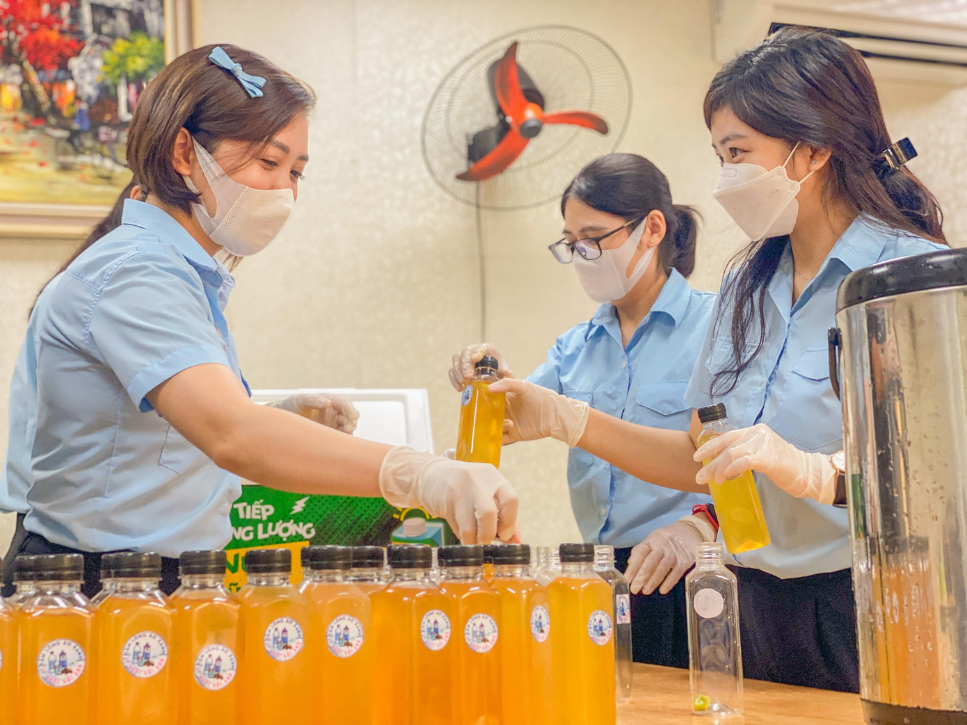 Các bạn trẻ tự pha chế nước hoa quả cho cán bộ, chiến sỹ công an Thủ đô đang làm nhiệm vụ kiểm soát phòng, chống dịch tại 6 tổ công tác lưu động.