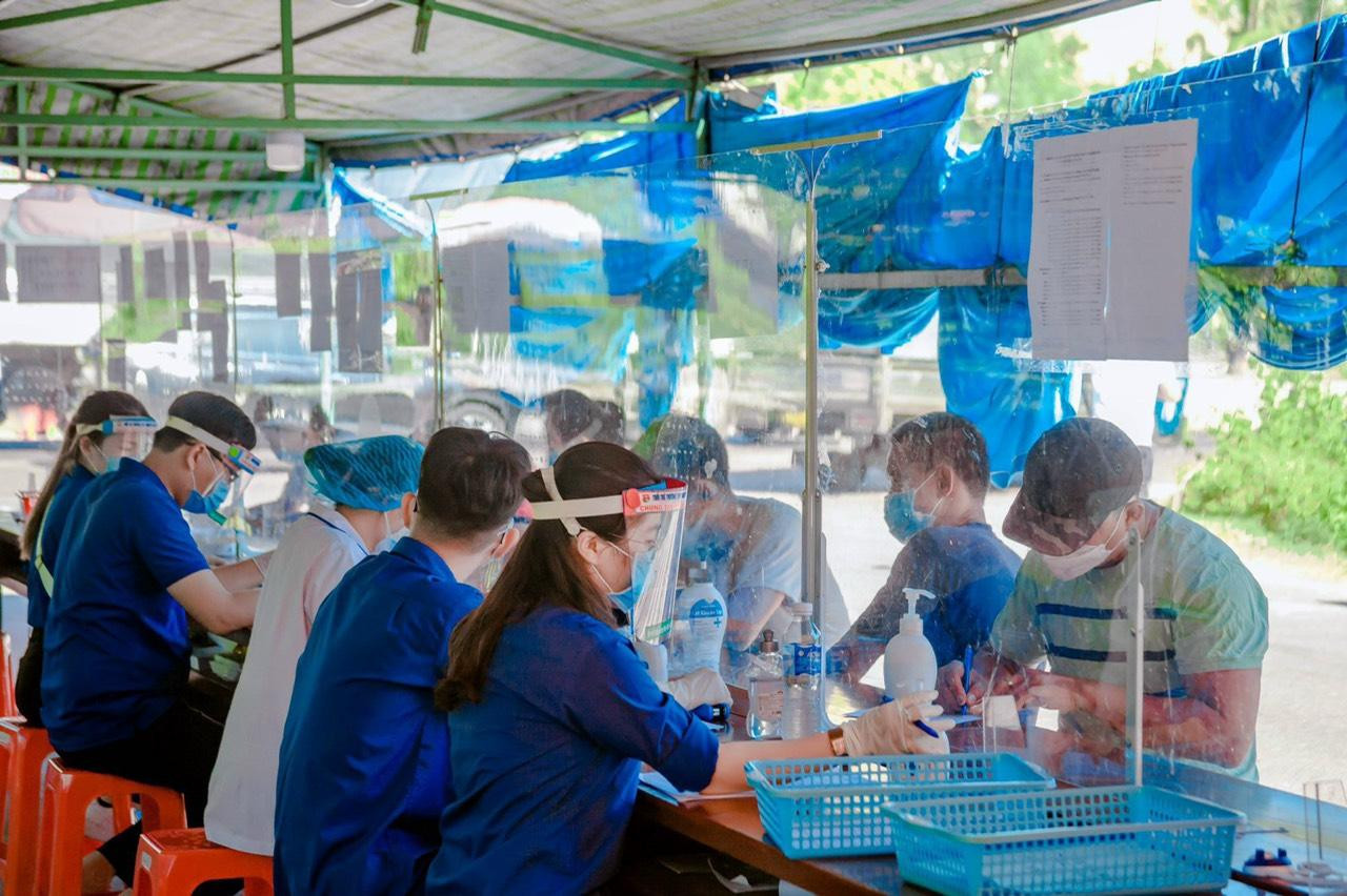 Thanh niên tình nguyện tham gia trực chốt trên tuyến Quốc lộ 1A, đảm bảo lưu thông giao thông, hàng hóa Thanh niên tình nguyện tham gia trực chốt trên tuyến Quốc lộ 1A, đảm bảo lưu thông giao thông, hàng hóa