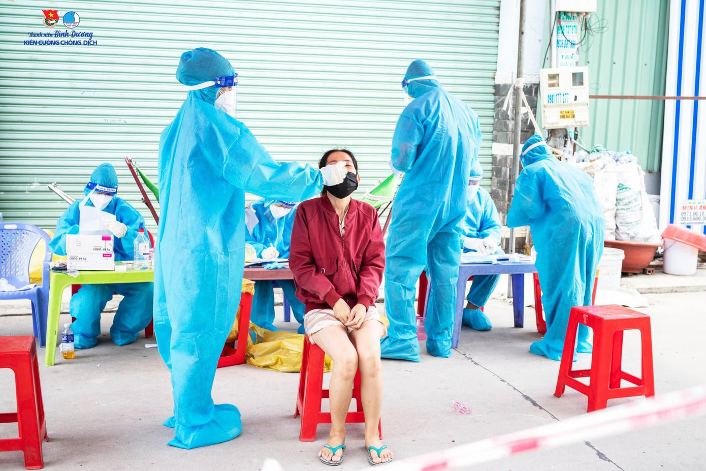 Chiến sĩ đội hình tthanh niên tình nguyện phản ứng nhanh phòng chống COVID-19 của Bình Dương lấy mẫu cho cộng đồng Chiến sĩ đội hình tthanh niên tình nguyện phản ứng nhanh phòng chống COVID-19 của Bình Dương lấy mẫu cho cộng đồng