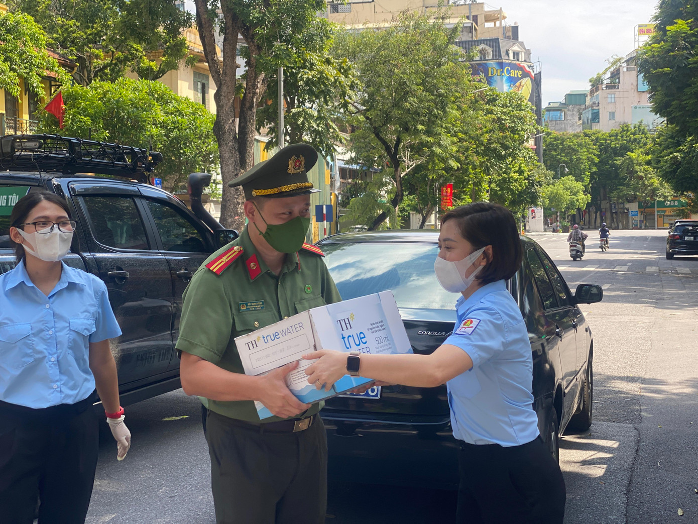 Ngoài những cốc nước tự pha, tuổi trẻ Thủ đô còn mang sữa, nước lọc tặng chiến sĩ chống dịch