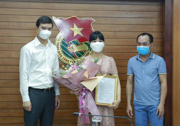 Anh Bùi Quang Huy, Bí thư thường trực TƯ Đoàn trao quyết định, tặng hoa chúc mừng đồng chí Lê Thu Anh. Ảnh: Bảo Anh