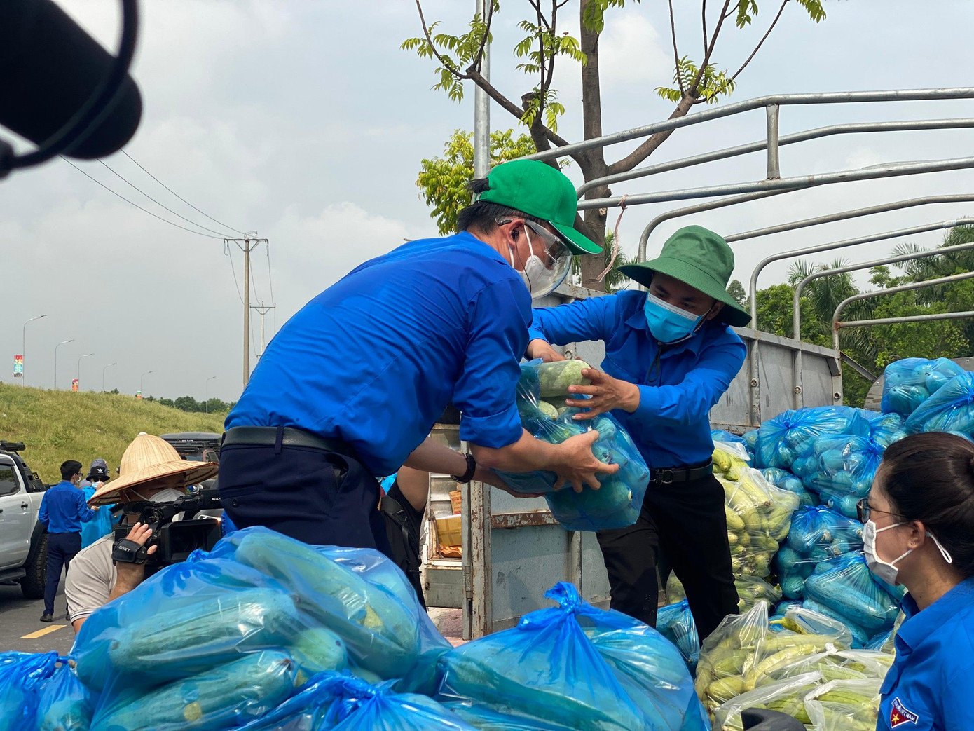 Hàng tấn nhu yếu phẩm từ Bắc Giang được trao tặng cho nhân dân Thủ đô trong những ngày thực hiện giãn cách xã hội Hàng tấn nhu yếu phẩm từ Bắc Giang được trao tặng cho nhân dân Thủ đô trong những ngày thực hiện giãn cách xã hội
