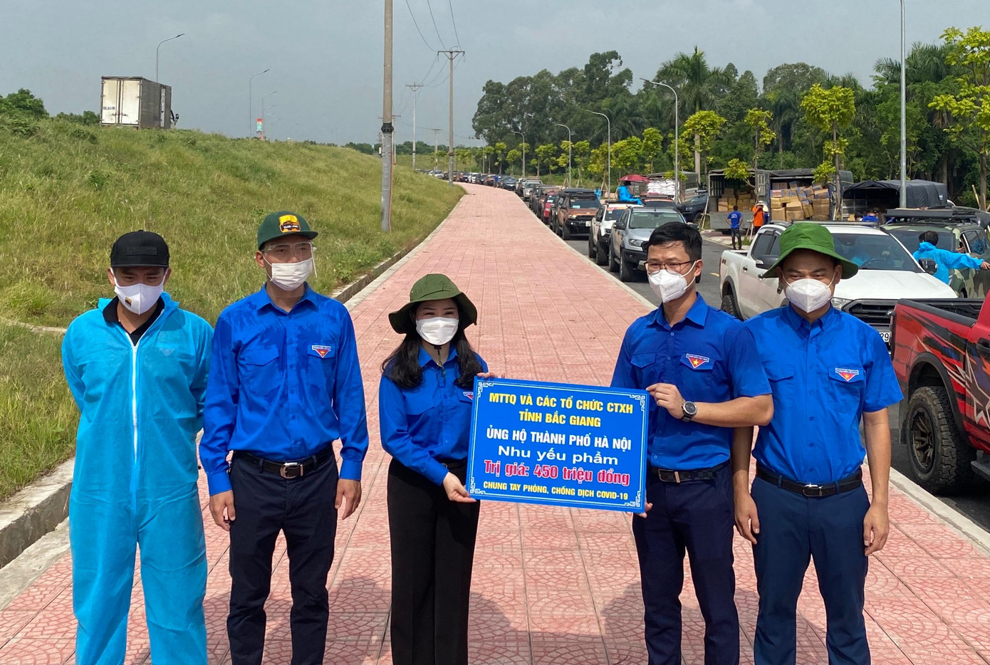 Chị Chu Hồng Minh, Bí thư Thành Đoàn Hà Nội đón nhận nhu yếu phẩm từ tuổi trẻ và nhân dân Bắc Giang Chị Chu Hồng Minh, Bí thư Thành Đoàn Hà Nội đón nhận nhu yếu phẩm từ tuổi trẻ và nhân dân Bắc Giang