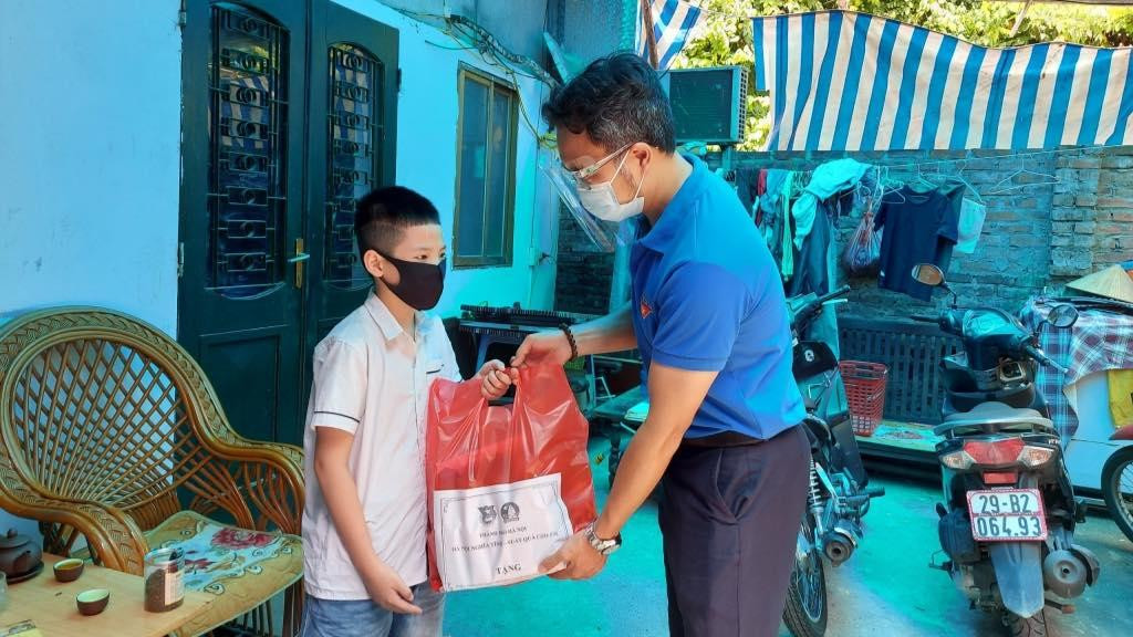 Hội đồng Đội TP Hà Nội tặng quà cho các em thiếu nhi khó khăn, ảnh hưởng bởi dịch bệnh Hội đồng Đội TP Hà Nội tặng quà cho các em thiếu nhi khó khăn, ảnh hưởng bởi dịch bệnh