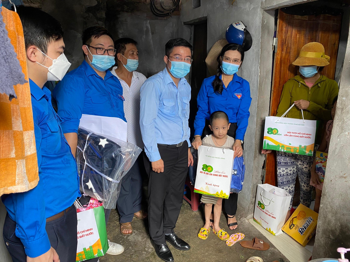 Chị Nguyễn Phạm Duy Trang, Trưởng ban Công tác Thiếu nhi T.Ư Đoàn, Phó Chủ tịch thường trực Hội đồng Đội T.Ư tặng quà cho thiếu nhi có hoàn cảnh khó khăn. Chị Nguyễn Phạm Duy Trang, Trưởng ban Công tác Thiếu nhi T.Ư Đoàn, Phó Chủ tịch thường trực Hội đồng Đội T.Ư tặng quà cho thiếu nhi có hoàn cảnh khó khăn.