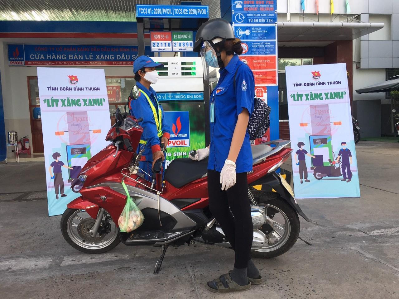 Các shipper áo xanh đổ xăng tại chương trình &quot;Lít xăng xanh&quot;