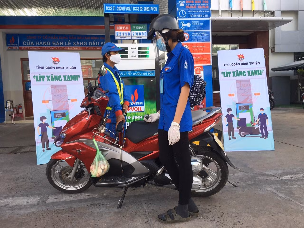 Các shipper áo xanh đổ xăng tại chương trình "Lít xăng xanh" Các shipper áo xanh đổ xăng tại chương trình "Lít xăng xanh"