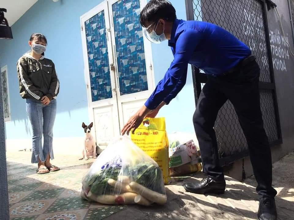 Tặng quà cho người ngoại tỉnh mắc kẹt tại Bình Thuận do dịch bệnh trong chương trình &quot;San sẻ yêu thương với đồng bào xa xứ&quot;