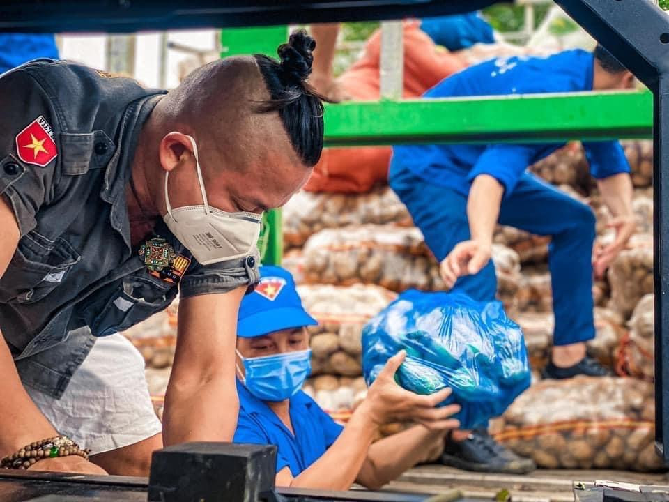 Các tài xế xe bán tải vừa tham gia bốc vác vừa vận chuyển miễn phí rau củ quả về nội thành Hà Nội trao tặng các đơn vị cần thiết