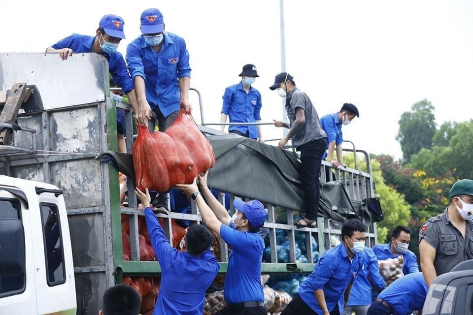 Thanh niên tình nguyện vận chuyển và tiếp nhận nông sản tuổi trẻ Lào Cai gửi tặng Hà Nội. Ảnh: Minh Đức