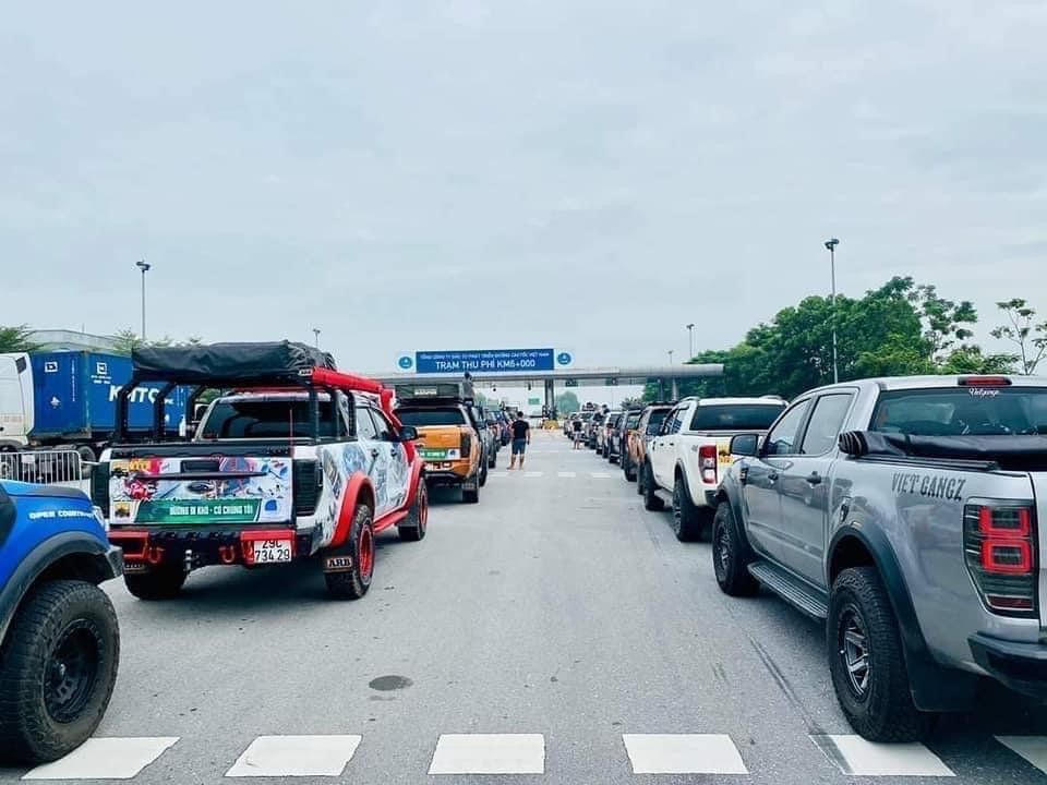 40 xe bán tải thuộc CLB xe Bán tải địa hình Việt Nam tham gia vận chuyển miễn phí 15 tấn rau củ quả về nội thành và phân phối đến các địa điểm tiếp nhận