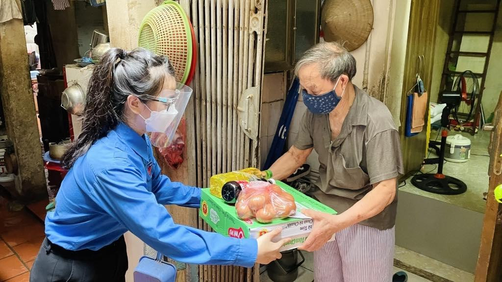 Trao tặng nhu yếu phẩm cho người dân có hoàn cảnh khó khăn bị ảnh hưởng bởi dịch bệnh