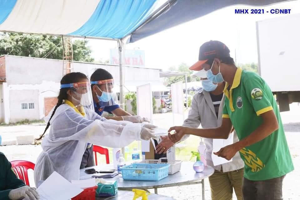 Thanh niên tình nguyện hỗ trợ người dân tại chốt Bình Thuận